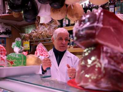 ...che a fatica maschera la stanchezza incombente dopo una lunga giornata di lavoro